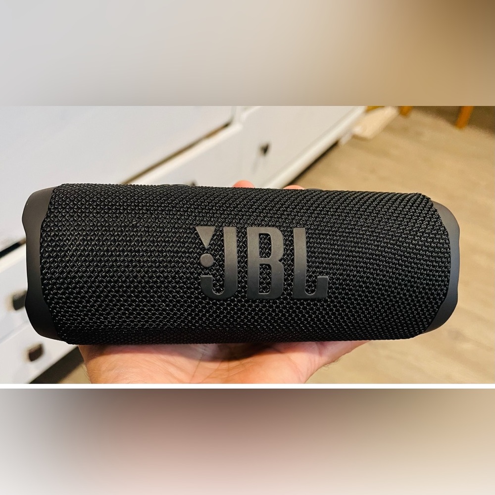New In box JBL Flip 6 speaker